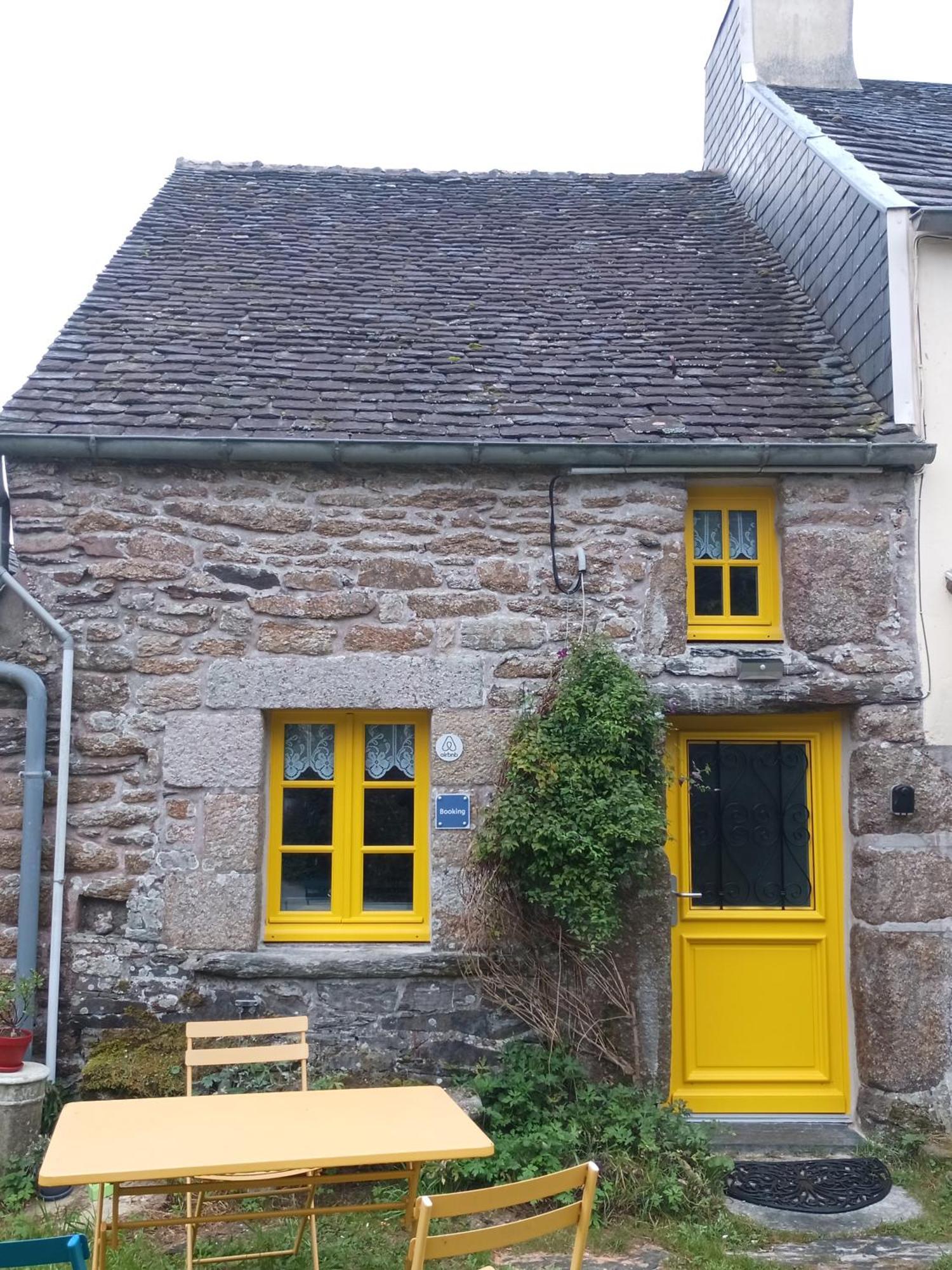 La Maison De Poupee Berrien Exterior photo