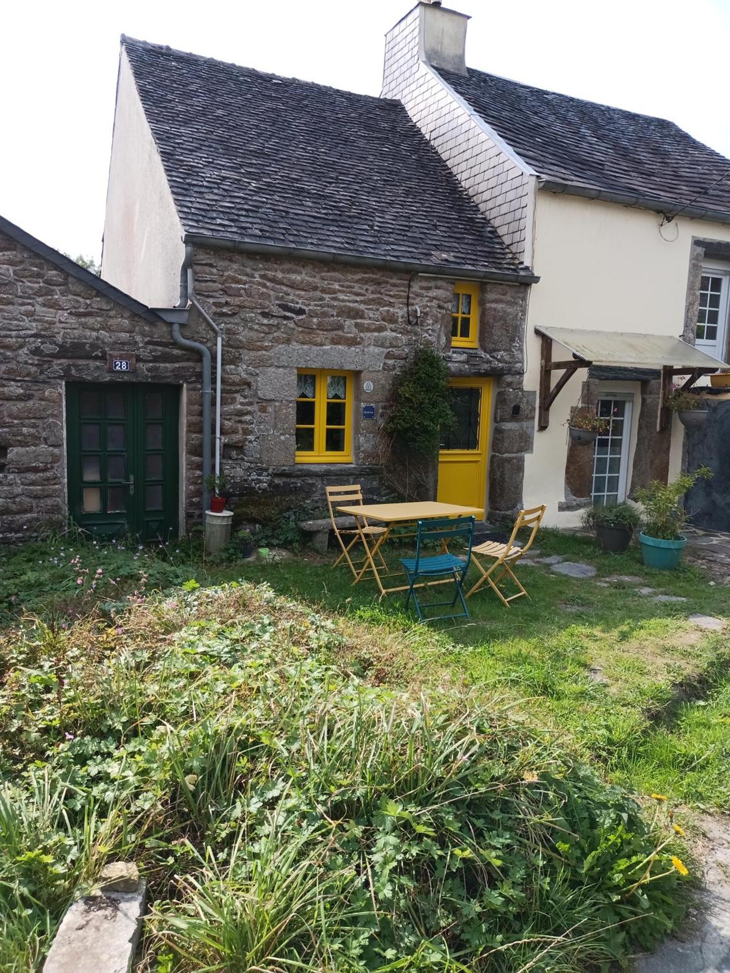 La Maison De Poupee Berrien Exterior photo